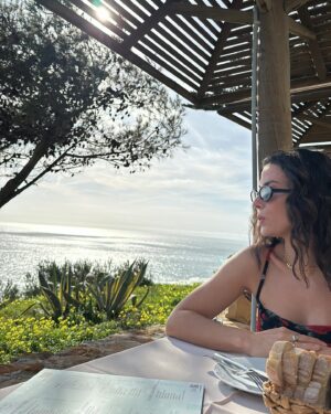 Ana Tapajós Instagram - Romantizando a vida, porque jamais seremos tão jovens quanto somos agora 🌹🌺