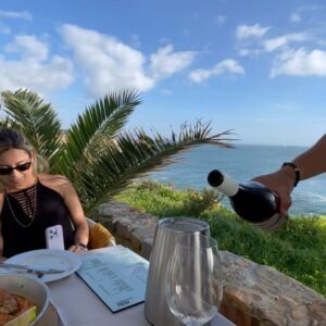 Ana Tapajós Instagram - Romantizando a vida, porque jamais seremos tão jovens quanto somos agora 🌹🌺
