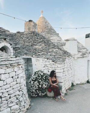 Ana Tapajós Instagram - Getting lost among the streets of Alberobello, a unique journey through Puglia! Each little house (Trulli) feels like it’s straight out of a fairy tale. No wonder it’s a UNESCO heritage site! ✨

Se perdendo pelas ruazinhas de Alberobello, em Puglia. Itália 🇮🇹 Cada Trulli parece direto de contos de fada, não é à toa que essa vila é considerada patrimônio da UNESCO.