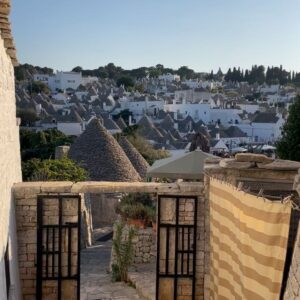 Ana Tapajós Instagram - Getting lost among the streets of Alberobello, a unique journey through Puglia! Each little house (Trulli) feels like it’s straight out of a fairy tale. No wonder it’s a UNESCO heritage site! ✨

Se perdendo pelas ruazinhas de Alberobello, em Puglia. Itália 🇮🇹 Cada Trulli parece direto de contos de fada, não é à toa que essa vila é considerada patrimônio da UNESCO.