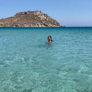 Ana Tapajós Instagram - Praia Agia Anna entregando tudo 
que se espera de Grécia 🙌