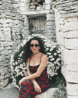 Ana Tapajós Instagram - Getting lost among the streets of Alberobello, a unique journey through Puglia! Each little house (Trulli) feels like it’s straight out of a fairy tale. No wonder it’s a UNESCO heritage site! ✨

Se perdendo pelas ruazinhas de Alberobello, em Puglia. Itália 🇮🇹 Cada Trulli parece direto de contos de fada, não é à toa que essa vila é considerada patrimônio da UNESCO.