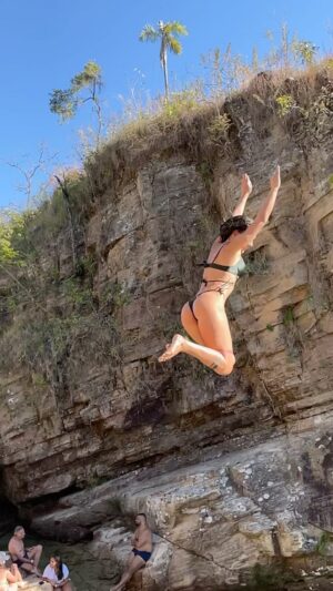 Ana Tapajós Instagram - Compilado de mortal e cachu da Chapada dos Veadeiros, só pra provar que eu sou jovem hahahahaha
