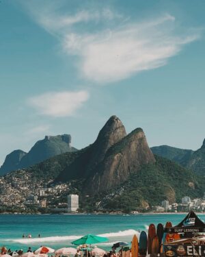Ana Tapajós Instagram - Rio de Janeiro sendo Rio de Janeiro. Intenso porém cheio de beleza e amor. ♥️
