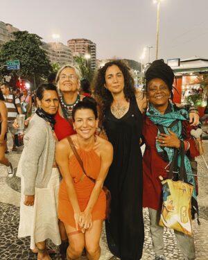 Ana Tapajós Instagram - Rio de Janeiro sendo Rio de Janeiro. Intenso porém cheio de beleza e amor. ♥️
