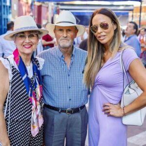 Ana de Caro Instagram - En la mejor compañía 🥰 #huelva @torospereda @colombinas_huelva @huelva24com gracias por este recuerdo precioso. Hoy seguimos con el mano a mano de @rocarey y @daviddemiranda_oficial

@carofloresana