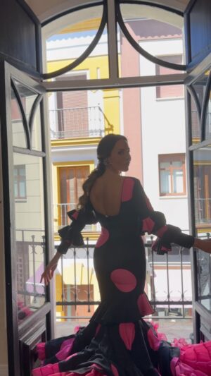 Ana de Caro Instagram - @santana_disenos X @anadecarooficial 

Un avance de lo que ha sido nuestra mañana, se fusionó mucho arte y aquí podéis ver. 🖤

Diseño: @santana_disenos 
Flamenca: @anadecarooficial 
Complementos: @cose_per_noi
Peluquería : @gaton_79 
📍: @johnhollandgallery 

flamencastyle #trajesdeflamenca #flamencadress #instaflamenca #fashion #fashionblogger #model #beflamencabecool #flamencas2023 #modaflamenca2023 #flamencasconarte #flamencastendencias #flamencodresseseverywhere #spain #spaingirl #flamencospain #flamenco #flamencodress #spanish #spanishdress #feriadeabril2023 #rocio2023