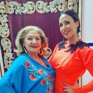 Ana de Caro Instagram - "ANTES Y DESPUÉS" Esas fueron sus palabras cuando nos hicimos la foto, dando a entender que las sevillanas siguen presentes en la mujer y en esa foto estaba reflejado.

@mariadelacolinaoficial en la última gala de @sevillanisima.cope xon @mariani.molina 

Look @byarcos

#seguimoscantando #sevillanas #musica #sevillanisima