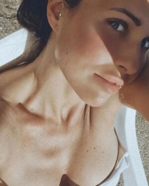 Ana de Caro Instagram - Donde entra el sol no entra el médico... El 🌞, el que me recarga las pilas, porque para pintar sonrisas ya tengo amigas🤗