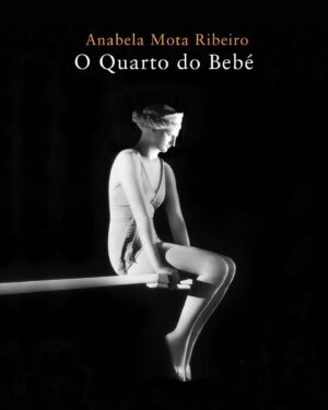 Anabela Mota Ribeiro Instagram - “O Quarto do Bebé” nasceu a 18 Maio. Forma de dizer que foi para as livrarias nesse dia. Ao longo deste ano, a minha vida mudou. O romance, que é o meu primeiro, e que já não é inteiramente meu, vai na quarta edição. Sabe bem, mas nada rivaliza nem comove como as cartas em que me dizem que o Bebé revela as biografias das suas mães e avós, fala do corpo da mulher, dos demónios que nos assombram o caminho, da descida ao abismo que em algum momento vivemos. 
Terminei a escrita do romance em Outubro de 2022. Comecei em Março de 2020. Revisões no início de 2024. Sou lenta. Ou não: este é o meu ritmo de gestação. 
Ontem fui, por acaso, ao hospital onde me retiraram o aparelho reprodutor, e, antes disso, me diagnosticaram o cancro. Tudo se altera. Somos outros depois da doença. A nossa velhice e a relação com a Vida são mais nítidas e dolorosas. Ainda estou a compreender o alcance destas ondas sísmicas.
Não tenho palavras para agradecer a tantas pessoas. Porém, coisas práticas: alguns textos sobre o livro em https://anabelamotaribeiro.pt/, e um acesso directo ao meu canal de Spotify. Na playlist que fiz com o ambiente sonoro do romance, não está uma canção que tenho ouvido da Joni Mitchell (deus na Terra). Diz assim: I am on a lonely road and I am traveling / traveling, traveling, traveling / looking for something, what can it be?”
Sozinhos, viajantes, à procura: a nossa condição.