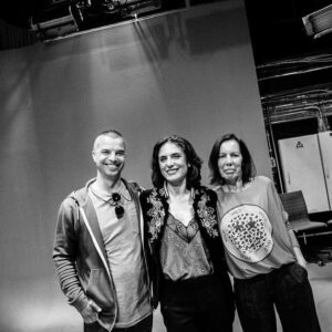 Anabela Mota Ribeiro Instagram - A terceira temporada d’ Os Filhos da Madrugada está a chegar ao fim. O programa pretende, através de uma escuta plural, fazer um mosaico do país que se ergueu em democracia; desta vez, em algumas emissões, promovemos um encontro geracional, entre pais e filhos. 
É tempo de agradecer: aos entrevistados, aos que nos vêem e partilham as suas impressões e histórias. 
Na RTP: obrigada ao director de Informação, António José Teixeira, pela liberdade absoluta na concepção e coordenação d’ Os Filhos. Agradeço ao núcleo duro: ao produtor Gonçalo Soares da Silva, à realizadora Teresa Costa Martins (e ao José Véstia), e à maravilhosa fotógrafa Estelle Valente. Obrigada a toda a equipa da RTP (que me faz sentir da casa) pelo empenho. 
Nesta maratona, a maior parte das vezes fui maquilhada pela Sofia e penteada pelo Daniel. 
Últimas emissões: 
dia 3 - Susana Cerqueira, cientista, 1983
dia 5 - Graça Nascimento, professora, 1974
dia 6 - Cláudia Jardim, actriz e criadora, 1977
É importante para mim dizer que a paridade de género é um critério fundamental na escolha de convidados.
Os programas ficam sempre disponíveis na RTP Play. No meu site encontram toda a informação: https://anabelamotaribeiro.pt/
E viva o 25 Abril!