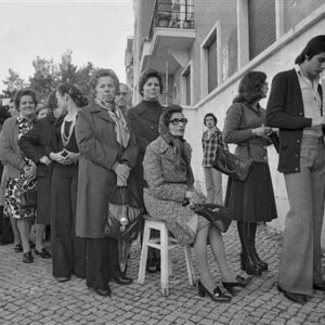 Anabela Mota Ribeiro Instagram - Vão Votar! 
Imagem das primeiras eleições livres, em 1975. 
E recupero uma entrevista ao psicanalista Coimbra de Matos em https://anabelamotaribeiro.pt. 
“Somos inseguros, imaturos, praticantes da transgressão na sombra, além de desorganizados, individualistas, garbosos, disponíveis. Nós, os portugueses, o que esperamos do chefe, do pai, do protector, é que decida por nós, que assuma a responsabilidade por nós, que saiba sempre a resposta.”