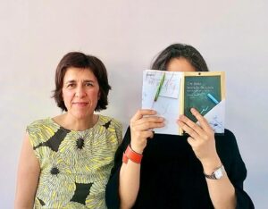 Anabela Mota Ribeiro Instagram - Este livro da Catarina Gomes é um retrato antropológico, é um espelho onde vemos o passado recente das nossas famílias, olha para o gesto de desenhar o nome, com erro e com vergonha, interpela com cuidado e respeito as pessoas que sabem fazer tudo, com brio, só não sabem ler nem escrever. Há 50 anos, quase 1/4 da população portuguesa era analfabeta. Ainda custa a acreditar nos passos de gigante que demos. Eu, filha da escola pública, agradeço à Catarina este livro, publicado na Fundação Francisco Manuel dos Santos.