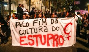 Anabela Mota Ribeiro Instagram - “Criança não é mãe”. Na luta. No Brasil (onde projecto de lei quer equiparar aborto a homicídio), onde for preciso. Infelizmente ainda é muito preciso, nas formas mais diversas, em diversas geografias. Esta é uma das razões pelas quais sou feminista e defensora das quotas. Os problemas são diferentes, múltiplos, a raiz é comum: menorização ancestral da mulher.