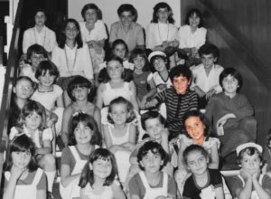 Anabela Mota Ribeiro Instagram - O Pedro Couceiro e eu na Gala dos Pequenos Cantores da Figueira da Foz: há 44 anos! Hoje coincidimos no Conselho Geral da Universidade de Coimbra, de que somos membros. Ele já não canta Eu Já Namoro, eu já não me lembro da letra d’ O meu Amigo Extraterrestre (escrita pelo Pires Cabral!).