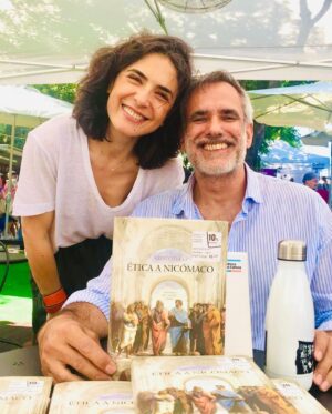 Anabela Mota Ribeiro Instagram - Conheci a Daniela, que me escreveu numa carta o que O Quarto do Bebé desencadeou nela (17 anos!, uma jóia). Reencontrei a Catarina Sobral, ilustradora que admiro tanto, que prometeu desenhar sobre a minha dedicatória. Com a Ana Carreira conversei sobre medo, vergonha, intimidade. Voltei à Feira do Livro um ano depois do lançamento do meu primeiro romance. Compreender como o livro fala com quem o lê espanta-me e gratifica-me. Ao lado estava o António de Castro Caeiro, de quem fui aluna no primeiro ano de Filosofia. Tantas e tão boas constelações. Obrigada.