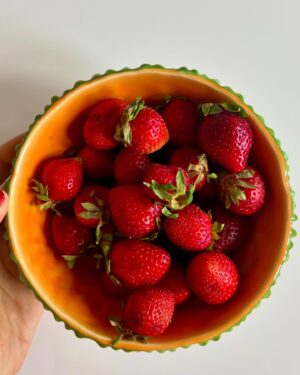 Anabela Mota Ribeiro Instagram - Uns amigos foram de Lisboa a Setúbal para comprar, no mercado, morangos (e tomate). Quando notei a excentricidade, responderam: mas os morangos são tão melhores, e as netas gostam muito. Em suma: há pessoas para quem qualquer pretexto é bom para fazer uma festa. Outras pessoas, ao contrário, adoram a palavra azeda, acham a felicidade uma coisa de tontos; que pobres. Desses eu fujo a sete pés; são uma canseira e a maldade desgasta muito. Também há aqueles que não são capazes de nada, nem de inventar a alegria nem de atazanar os dias, vivem de parasitar os dias dos outros; menos mal (também me sinto, agora, a parasitar o enredo dos meus amigos). Começo a semana com desejos de estar próxima da Bondade. E os morangos são uma delícia.