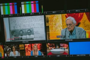 Anabela Mota Ribeiro Instagram - “E assim começou o primeiro dia do resto da minha vida”, resumiu Fernando Rosas sobre o 25 de Abril. Um país nasceu naquela madrugada e os cidadãos desse país formavam “rios de multidão que levavam a história na mão”. Estou a citar José Mário Branco na canção “Eu vi este povo a lutar”, para dizer que, além do que consta nos livros de História, há uma vida tangível que é transformada pelos grandes acontecimentos. E muitos anos mais tarde, quando o cheirinho de alecrim parecia ainda vivo e intacto, Leonor, a filha tardia de Fernando, ouviu falar de um dia em que o pai foi preso e o seu irmão mais velho passou dos braços do pai para os braços do avô. Ouviu incrédula? E mesmo sabendo que é um facto, até onde se compreende o que foi esse passado?

Fernando Rosas
Historiador, 1946
Leonor Rosas
Antropóloga, 1999
Os Filhos da Madrugada
RTP3, 1 Maio, 20h
Fotografias de Estelle Valente