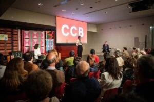 Anabela Mota Ribeiro Instagram - A Língua, a Literatura e a Liberdade foram os tópicos das aulas do FeLiCidade.
Conheceu-se Camões Crioulo, celebrou-se os 500 anos de Camões, os 100 anos de Alexandre O’Neill, os 100 anos do surgimento de Ricardo Reis, estudámos o potencial poético e literário das canções "Mulheres de Atenas", de Chico Buarque, e "Língua", de Caetano Veloso.

E não pudemos resistir às aulas sobre Rui Knopfli, Mário Domingues, Ruy Duarte de Carvalho, Literaturas Africanas, Carlos Drummond de Andrade, as Novas Cartas Portuguesas, "A Paixão Segundo GH" de Clarice Lispector, Machado de Assis e Amílcar Cabral. 

Houve ainda espaço para um glossário queer, relacionado com a comunidade LGBTQIA , e outro sobre a Democracia.

📷: @estellevalentephotography @paulo.vie @ritacarmo_photography @ritacosta.fotos

O festival FeLiCidade tem o apoio da Comissão dos @50anos25deabril.
#FelicidadeCcb2024 #Ccbelem #CentroCulturalDeBelém #LisbonActivities #CPLP #WhatToDoInLisbon #DiaMundialDaLínguaPortuguesa