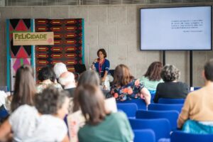 Anabela Mota Ribeiro Instagram - A Língua, a Literatura e a Liberdade foram os tópicos das aulas do FeLiCidade.
Conheceu-se Camões Crioulo, celebrou-se os 500 anos de Camões, os 100 anos de Alexandre O’Neill, os 100 anos do surgimento de Ricardo Reis, estudámos o potencial poético e literário das canções "Mulheres de Atenas", de Chico Buarque, e "Língua", de Caetano Veloso.

E não pudemos resistir às aulas sobre Rui Knopfli, Mário Domingues, Ruy Duarte de Carvalho, Literaturas Africanas, Carlos Drummond de Andrade, as Novas Cartas Portuguesas, "A Paixão Segundo GH" de Clarice Lispector, Machado de Assis e Amílcar Cabral. 

Houve ainda espaço para um glossário queer, relacionado com a comunidade LGBTQIA , e outro sobre a Democracia.

📷: @estellevalentephotography @paulo.vie @ritacarmo_photography @ritacosta.fotos

O festival FeLiCidade tem o apoio da Comissão dos @50anos25deabril.
#FelicidadeCcb2024 #Ccbelem #CentroCulturalDeBelém #LisbonActivities #CPLP #WhatToDoInLisbon #DiaMundialDaLínguaPortuguesa
