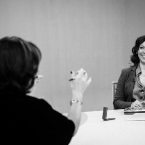 Anabela Mota Ribeiro Instagram - A terceira temporada d’ Os Filhos da Madrugada está a chegar ao fim. O programa pretende, através de uma escuta plural, fazer um mosaico do país que se ergueu em democracia; desta vez, em algumas emissões, promovemos um encontro geracional, entre pais e filhos. 
É tempo de agradecer: aos entrevistados, aos que nos vêem e partilham as suas impressões e histórias. 
Na RTP: obrigada ao director de Informação, António José Teixeira, pela liberdade absoluta na concepção e coordenação d’ Os Filhos. Agradeço ao núcleo duro: ao produtor Gonçalo Soares da Silva, à realizadora Teresa Costa Martins (e ao José Véstia), e à maravilhosa fotógrafa Estelle Valente. Obrigada a toda a equipa da RTP (que me faz sentir da casa) pelo empenho. 
Nesta maratona, a maior parte das vezes fui maquilhada pela Sofia e penteada pelo Daniel. 
Últimas emissões: 
dia 3 - Susana Cerqueira, cientista, 1983
dia 5 - Graça Nascimento, professora, 1974
dia 6 - Cláudia Jardim, actriz e criadora, 1977
É importante para mim dizer que a paridade de género é um critério fundamental na escolha de convidados.
Os programas ficam sempre disponíveis na RTP Play. No meu site encontram toda a informação: https://anabelamotaribeiro.pt/
E viva o 25 Abril!