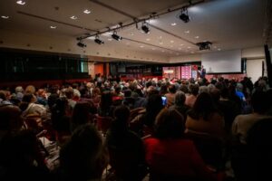 Anabela Mota Ribeiro Instagram - A Língua, a Literatura e a Liberdade foram os tópicos das aulas do FeLiCidade.
Conheceu-se Camões Crioulo, celebrou-se os 500 anos de Camões, os 100 anos de Alexandre O’Neill, os 100 anos do surgimento de Ricardo Reis, estudámos o potencial poético e literário das canções "Mulheres de Atenas", de Chico Buarque, e "Língua", de Caetano Veloso.

E não pudemos resistir às aulas sobre Rui Knopfli, Mário Domingues, Ruy Duarte de Carvalho, Literaturas Africanas, Carlos Drummond de Andrade, as Novas Cartas Portuguesas, "A Paixão Segundo GH" de Clarice Lispector, Machado de Assis e Amílcar Cabral. 

Houve ainda espaço para um glossário queer, relacionado com a comunidade LGBTQIA , e outro sobre a Democracia.

📷: @estellevalentephotography @paulo.vie @ritacarmo_photography @ritacosta.fotos

O festival FeLiCidade tem o apoio da Comissão dos @50anos25deabril.
#FelicidadeCcb2024 #Ccbelem #CentroCulturalDeBelém #LisbonActivities #CPLP #WhatToDoInLisbon #DiaMundialDaLínguaPortuguesa