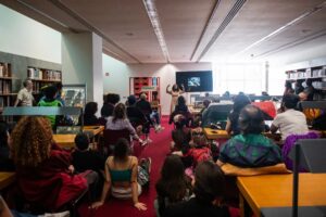 Anabela Mota Ribeiro Instagram - A Língua, a Literatura e a Liberdade foram os tópicos das aulas do FeLiCidade.
Conheceu-se Camões Crioulo, celebrou-se os 500 anos de Camões, os 100 anos de Alexandre O’Neill, os 100 anos do surgimento de Ricardo Reis, estudámos o potencial poético e literário das canções "Mulheres de Atenas", de Chico Buarque, e "Língua", de Caetano Veloso.

E não pudemos resistir às aulas sobre Rui Knopfli, Mário Domingues, Ruy Duarte de Carvalho, Literaturas Africanas, Carlos Drummond de Andrade, as Novas Cartas Portuguesas, "A Paixão Segundo GH" de Clarice Lispector, Machado de Assis e Amílcar Cabral. 

Houve ainda espaço para um glossário queer, relacionado com a comunidade LGBTQIA , e outro sobre a Democracia.

📷: @estellevalentephotography @paulo.vie @ritacarmo_photography @ritacosta.fotos

O festival FeLiCidade tem o apoio da Comissão dos @50anos25deabril.
#FelicidadeCcb2024 #Ccbelem #CentroCulturalDeBelém #LisbonActivities #CPLP #WhatToDoInLisbon #DiaMundialDaLínguaPortuguesa