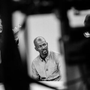 Anabela Mota Ribeiro Instagram - Quando foi agredido por forças policiais, em 2019, Flávio Almada ouviu: lugar do lixo é no chão. Foi pisado, ficou com a cara feita num bolo, inchada. Passou dois dias detido. Por fim, o procurador deixou cair os crimes de racismo e tortura. 50 anos depois do 25 de Abril, o racismo estrutural da sociedade portuguesa é, ora negado, ora orgulhoso. Essa foi apenas uma das vezes em que Flávio sentiu no corpo o preconceito racial e social. Vive na Cova da Moura, conhece a estigmatização dos habitantes dos bairros, o difícil acesso ao trabalho e à habitação dos negros. Nasceu em 1984 em Cabo Verde, tem um mestrado em Estudos Internacionais, é também rapper, membro da Plataforma Gueto, um movimento social negro que desenvolve a descolonização mental, e membro do movimento Vida Justa. Foi coordenador da Associação Moinho da Juventude. 

Os Filhos da Madrugada
RTP3, 28 Abril, 20h
Fotografias de Estelle Valente
