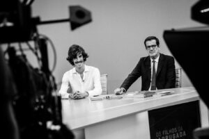 Anabela Mota Ribeiro Instagram - Rui Moreira define-se como anti-fascista, um liberal que se revê em Sá Carneiro. Começou a fazer vela na Mocidade Portuguesa. Fez fortuna, além da fortuna herdada, sendo armador. Queria fazer um negócio com gente nova, um escritório onde toda a gente se tratava por tu e as pessoas andavam de jeans. David, o filho, nasceu em 1993, estudou em Itália e fez um mestrado na reputada LSE. Recentemente apareceu nas notícias por criticar os ricalhaços israelitas e por defender a Palestina livre. O mundo raramente, ou nunca, é a preto e branco.

Rui Moreira, político, 1956
David Moreira, professor, 1993
Os Filhos da Madrugada
RTP3, 2 Maio, 20h
Fotografias de Estelle Valente