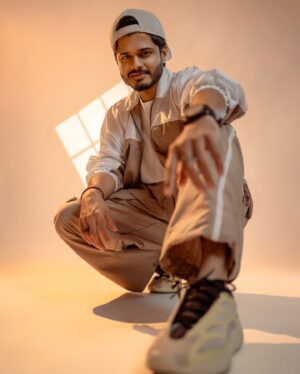 Anand Deverakonda Instagram - Just some silence & a work ethic to keep you going 💪🏼

Outfit: @kolor_therapi 
Styling:- @shefalideora_
Styling assistant:- @maggie_junna  @aksharamahi7 
Pictures:- @pranil_chintewar