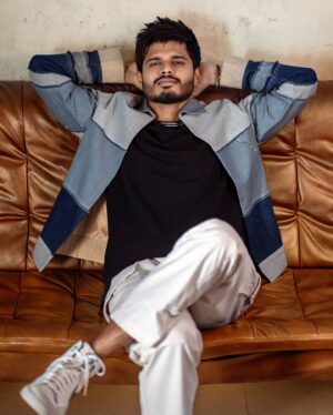 Anand Deverakonda Instagram - 🩵

Jacket:- @enclotheofficial 
Styling:- @shefalideora_
Photographer: @pranil_chintewar 
Assistant:- @maggie_junna