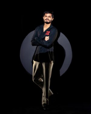 Anand Deverakonda Instagram - 🖤

Outfit:- @chandrikaraamzofficial 
Styling:- @shefalideora_
Styling assistant:- @maggie_junna  @aksharamahi7 
Pictures:- @pranil_chintewar