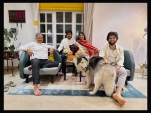 Anand Deverakonda Instagram - Familyyyy 🎄❤️

Happy Christmas :)