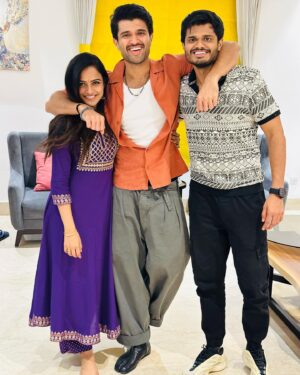 Anand Deverakonda Instagram - After a blockbuster premiere response 
A proud brother to me,
A proud senior to Vaishnavi, 
And a proud film lover who appreciated the whole team of Baby ❤️

@thedeverakonda ❤️🤩

#babythemovie #babyonjuly14th 

@viraj_ashwin_jarajapu @sairazesh @sknonline @vijai_bulganin @balreddy_p @nyshadam @dheerajmogilineni @massmoviemakers @polakivijay_masterofficial