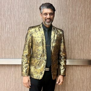 Anand Rajaram Instagram - It was so nice to meet old friends at @vimarsagan_media ‘s 5th Award Show. OOTD by @deverlastingknot @easvaripradhaa.official