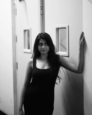 Ananthika Sanilkumar Instagram - monochrome magic 🖤
:
:
@rohitnagsai 📸 
@srikrupa.saggam
