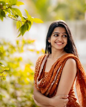 Ananthika Sanilkumar Instagram - from hitting the books to hitting the pose ✨😌 
:
@iamlokeshwaran 📸