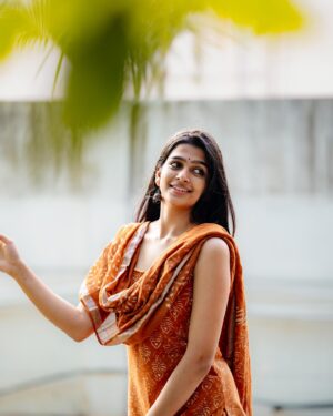 Ananthika Sanilkumar Instagram - from hitting the books to hitting the pose ✨😌 
:
@iamlokeshwaran 📸