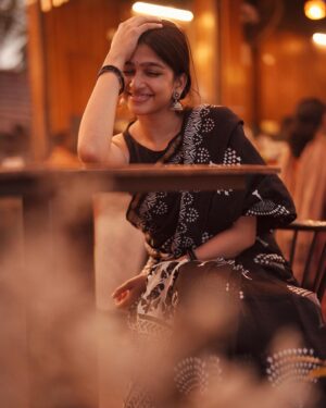 Ananthika Sanilkumar Instagram - Neutron electron un neela
Kannil motham ethanai 👀💕