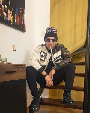 Anas El Baz Instagram - Jacket designed by @styliste_don 
Quand j’ai demandé à @styliste_don pourquoi il a utilisé la peau de serpent 🐍 il m’a répondu que son changement de peau symbolisait mon changement de personnalité actuel.