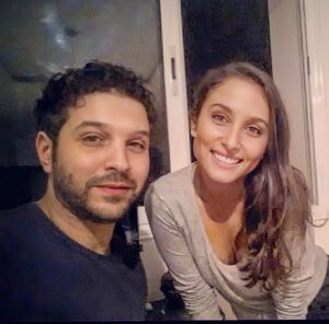 Anas El Baz Instagram - With my fellowship @sarahperles 
#sistafromanothamista #respect #rapescene @burnoutthefilm 🙏🏻✌🏻