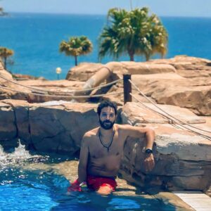 Anas El Baz Instagram - كنستمتع بعطلة رائعة في بن المدينة، إسبانيا. العالم هو خشبتنا وكل زاوية هي عمل فني، الحمد لله! هنا، قرب الشاطئ في كوستا ديل سول، لقيت الجمال الحقيقي. 🌊☀️ #عطلة #جنة #كوستاديلسول @casamaiaapartments @holidayworldresort

📸: @beatriceaab