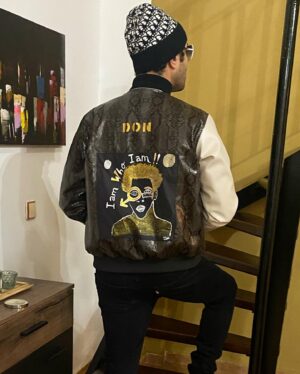 Anas El Baz Instagram - Jacket designed by @styliste_don 
Quand j’ai demandé à @styliste_don pourquoi il a utilisé la peau de serpent 🐍 il m’a répondu que son changement de peau symbolisait mon changement de personnalité actuel.