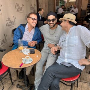 Anas El Baz Instagram - Quelle journée merveilleuse passée en compagnie de ces deux jeunes ! Par moments, j’aurais aimé vivre à l’époque de votre génération. Le simple fait de te voir, cher oncle Bachir Abdou, a illuminé mon cœur. Ce moment, autour d’une tasse de café, était tout simplement magnifique. Qu’est-ce qu’on a ri ! Et quant à tonton Jall, sa joie de vivre est contagieuse et sa bienveillance illumine chaque conversation.