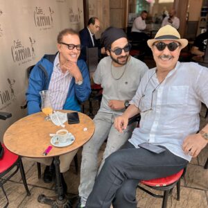 Anas El Baz Instagram - Quelle journée merveilleuse passée en compagnie de ces deux jeunes ! Par moments, j’aurais aimé vivre à l’époque de votre génération. Le simple fait de te voir, cher oncle Bachir Abdou, a illuminé mon cœur. Ce moment, autour d’une tasse de café, était tout simplement magnifique. Qu’est-ce qu’on a ri ! Et quant à tonton Jall, sa joie de vivre est contagieuse et sa bienveillance illumine chaque conversation.