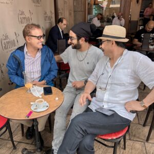 Anas El Baz Instagram - Quelle journée merveilleuse passée en compagnie de ces deux jeunes ! Par moments, j’aurais aimé vivre à l’époque de votre génération. Le simple fait de te voir, cher oncle Bachir Abdou, a illuminé mon cœur. Ce moment, autour d’une tasse de café, était tout simplement magnifique. Qu’est-ce qu’on a ri ! Et quant à tonton Jall, sa joie de vivre est contagieuse et sa bienveillance illumine chaque conversation.