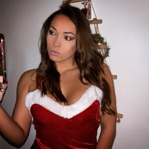 Anastasia Antrope Instagram - Joyeux noël à tous 🎁♥️
Profitez de vos familles c’est le plus important 🙏♥️

#christmas #noël #love #body #fitness