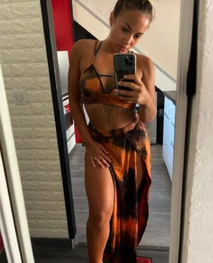 Anastasia Antrope Instagram - Un peu de repos chez la maman qui fait du bien 🏖🔥

#fitness #fitnessmotivation #bodypositive #body #summer #sun #bootyworkout #bootybuilding #💪🏼