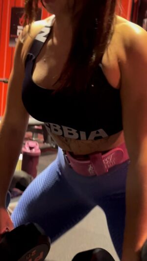 Anastasia Antrope Instagram - Soulevé de terre Sumo ➡️ 🍑🔥
.
Prête à reprendre la prise de masse sérieusement avec la coach @catiamoreira_wellness.pro 💪🏼 
.
#fitnessgirl #fitness #fitnessmotivation #fitgirl #bodybuilding #bodypositive #afitgym #fessiers
