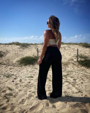 Anastasia Antrope Instagram - Le soleil, la plage, le sable … 😻 
Je suis bien contente qu’on ai décidé de  poser nos valises ici @gauthier_elhimer 🔥❤️

#summer #love